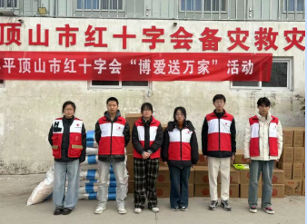 青春送暖，志愿同行——大学生志愿者参与红十字志愿服务
