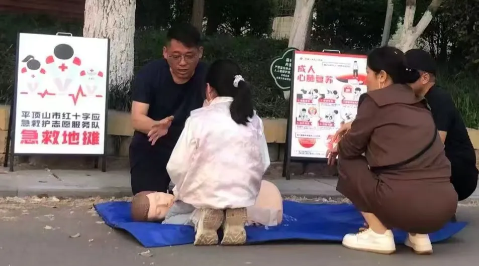“救”在身边！平顶山市红十字会“急救地摊”走进市生态园